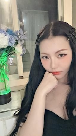 sa5128 : 直播完快來紀念今天的打扮跟從婚禮帶回來的花🪻