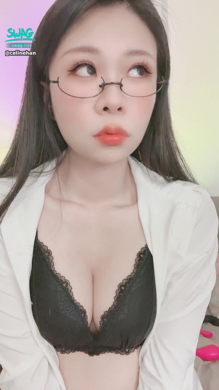 celinehan : 今天年的教師節可能是最不開心的一次🥹還不小心哭了😭謝謝安慰我的哥哥們😭寶寶會持續加油的～