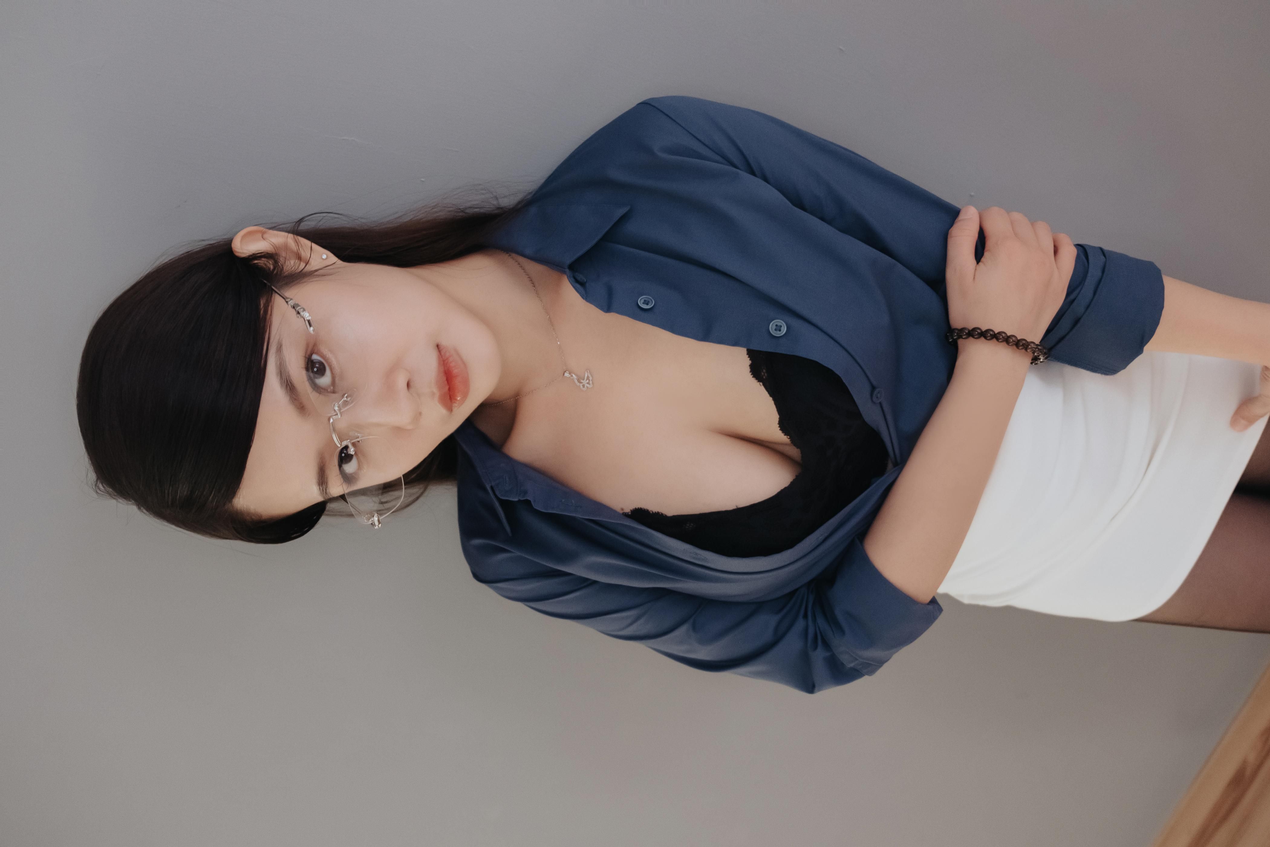 an9tv : 28歲女老師 戴著眼鏡外表斯文個性嚴謹 私底下是個慾求不滿的浪女 上課時不穿內褲 