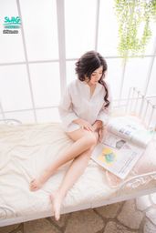 fion_na : 正在看報紙的薇薇,一日之計在於晨,有沒有誰知道今天的時事呢Babe