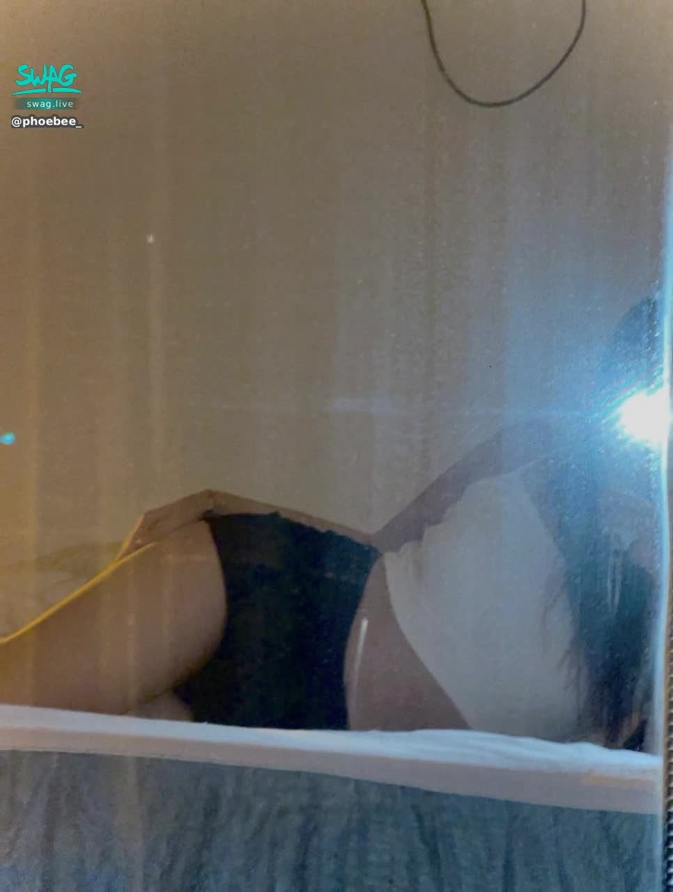phoebee_ : 學長床邊有鏡子 這什麼意思😳