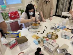 fion_na : 認真做洗髮餅的我旁邊是我同學,我們一起合力,把東西做完Babe