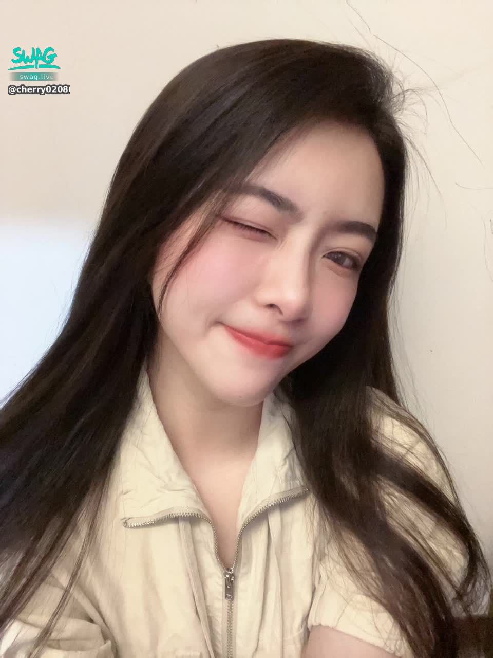 cherry020800 : 上班都在想下班🤣希望趕快過完一天
今晚考慮開播 看看有誰還想我🥰 #露臉 #甜美 #可愛 #素人 #生活