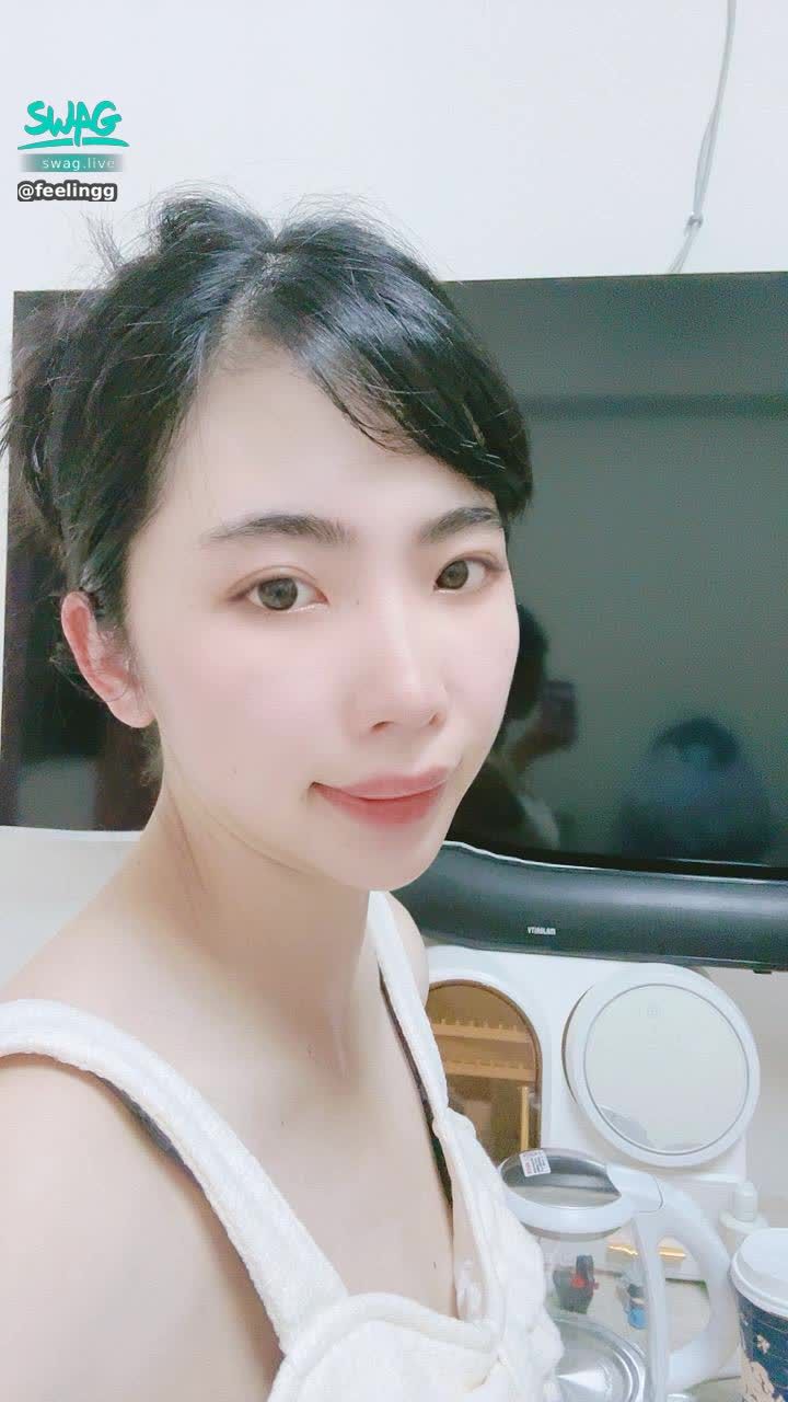 feelingg : 今天晚上10:30小美會在直播間等你們還沒睡的哥哥們可以來找我喔