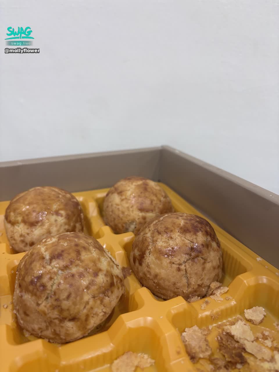 mollyflower : 公司送的月餅🥮（白天工作的公司）
真的好好吃⋯外表是像菠蘿的那種
我已經吃了三個🐷🐷🐷