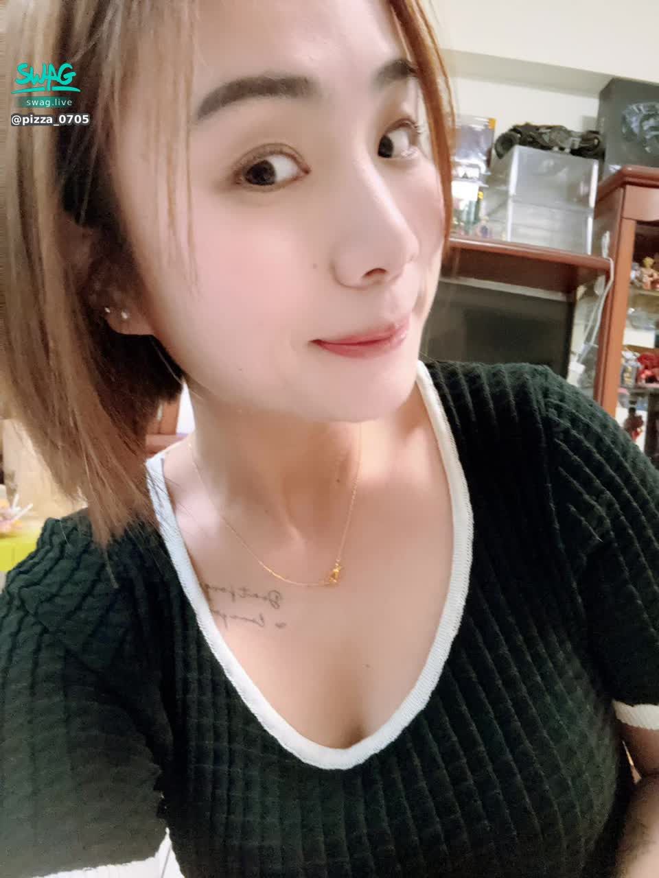 pizza_0705 : 最近那個剛走...好想要大力解放🤣但不知道有誰可以幫我💋 #露臉 #可愛 #甜美 #sexy #性感 #生活 #素人