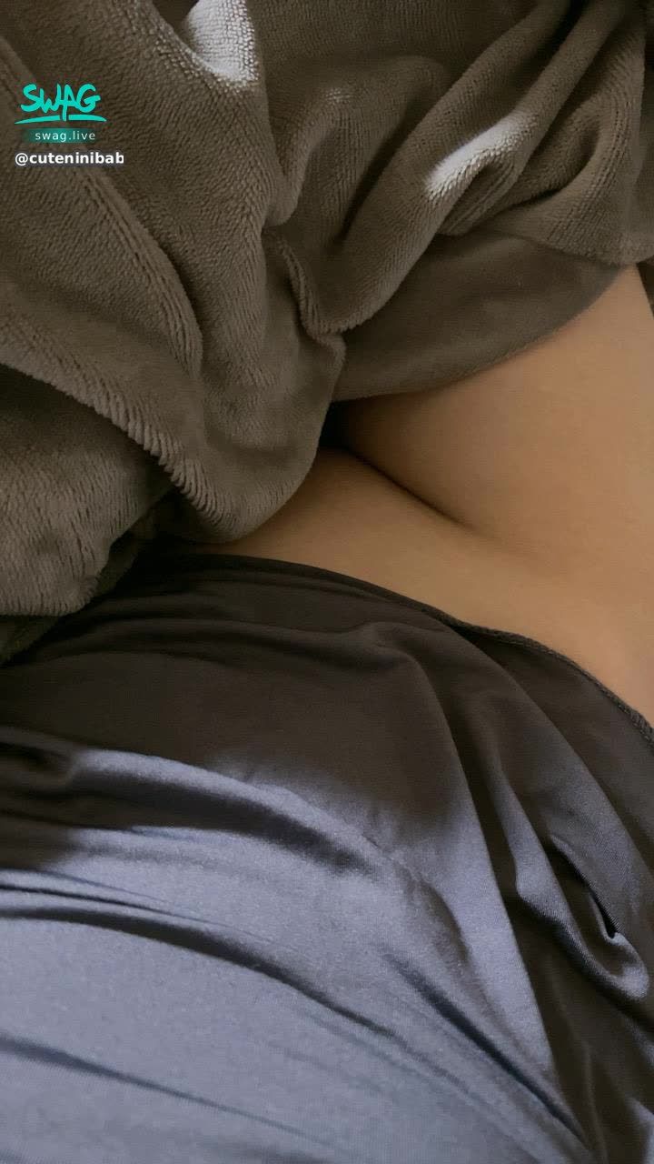 cuteninibaby : 原本換好衣服準備要直播～結果肚子爆痛🥲今天晚上先休息！ 
可能是因為沒有棒棒暖肚子？有人夠燙可以借我一下嗎🥹