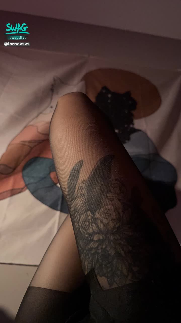 lornavsvs : Babe想不想撕掉老師的絲襪😈