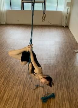 lunablooming : ⭕️先練習一下🌙 繩縛表演|10/10 🌙
❤️欲望,從這裡開始咬合。
👉你敢走進這條紅線的世界嗎?
繩縛首秀:🪢縛花-初夜🌸
開始時間:10/10 週五 20:30
#BDSM #繩縛 #月繩鹿那 #表演