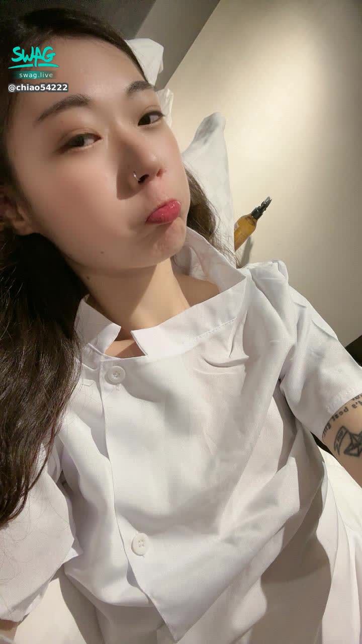 chiao54222 : 無情的性愛機器今天扮演小護士👩⚕️但我再不好好休息就換我去見醫生護士了💉