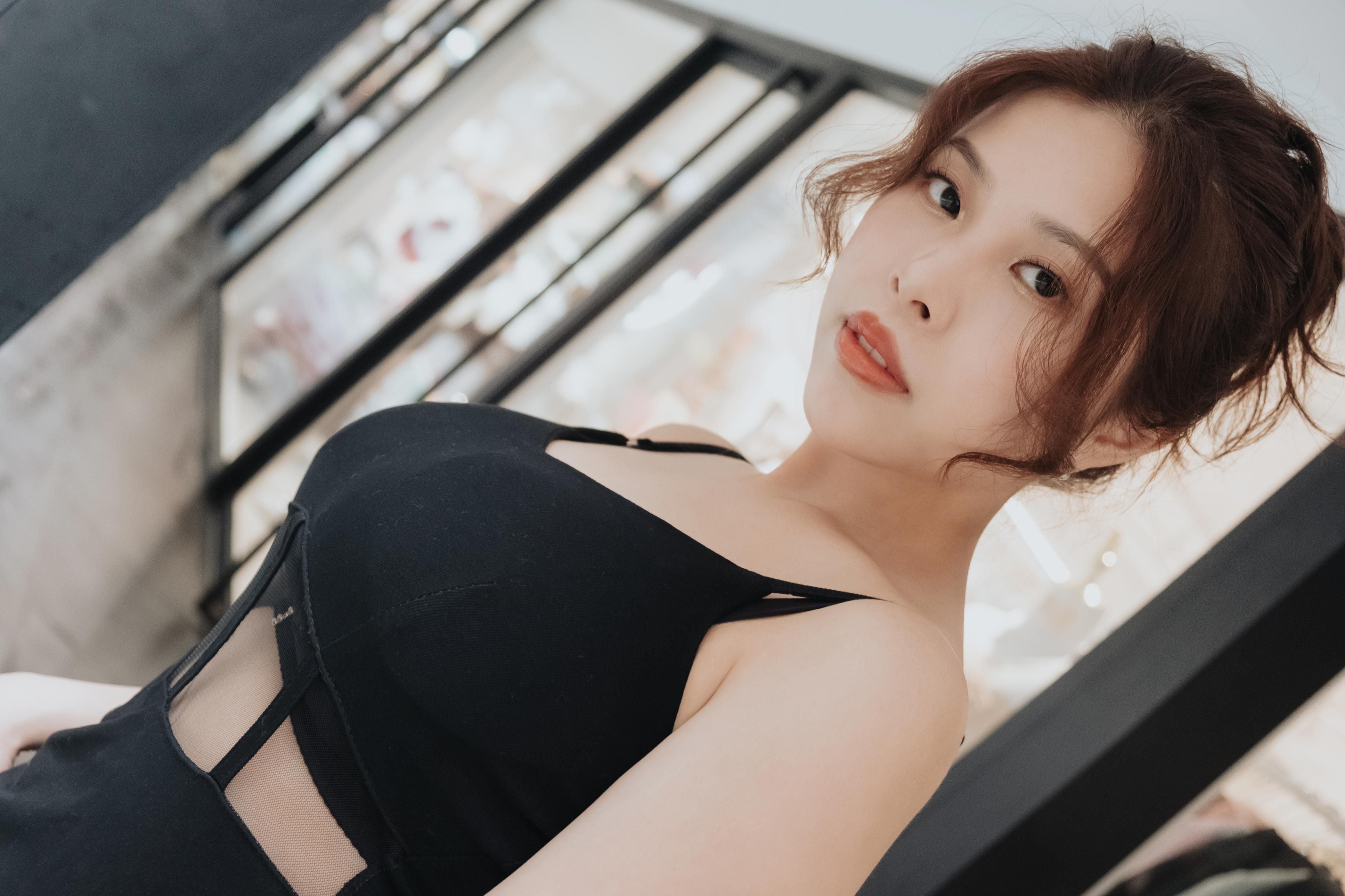an9tv : 25歲酒店女公關剛下班就被搭訕 堅挺的陰莖在她的雪嫩巨乳之間也按耐不住快速的刺激而爆烈射精