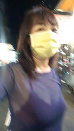 qiushui_yimei : 夜市抖奶