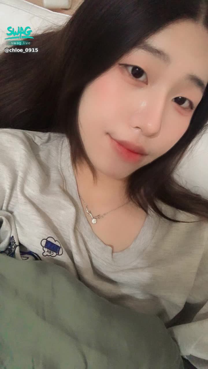 chloe_0915 : 我躺好在床上了🥰
但是旁邊很空
你有來躺躺嗎❤️留了一個位置給你

#露臉 #可愛 #甜美 #日常 #生活