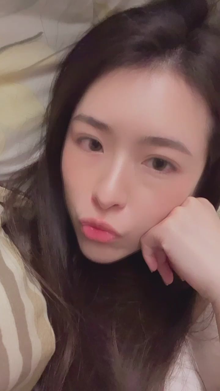 cherry020800 : 假日就是要睡到飽❤️超酥胡～有人要跟我出門吃飯約會嗎😙肚子餓了 #約會 #露臉 #可愛 #甜美