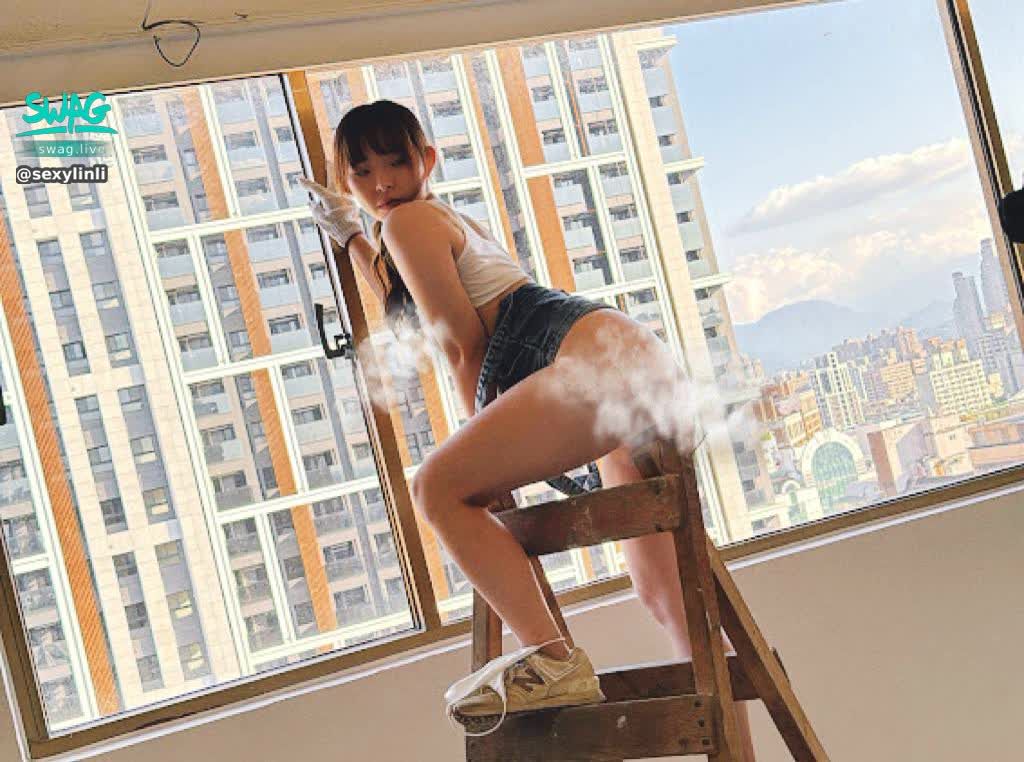 sexylinli : 今天的工地少女值班中👷🏻♀️
不小心擦太認真了…連窗外的風都在看🙈😝💗