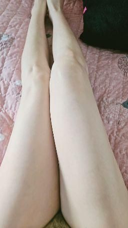aileenn : 美腿配毛毛🔥💋🥰❤️