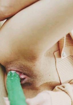 hotbabegirl : 重口味內容🔞小黃瓜抽插小穴！淫水白汁流不停☺騷穴好紅腫好變態……