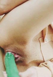 hotbabegirl : 重口味內容🔞小黃瓜抽插小穴!淫水白汁流不停☺騷穴好紅腫好變態……