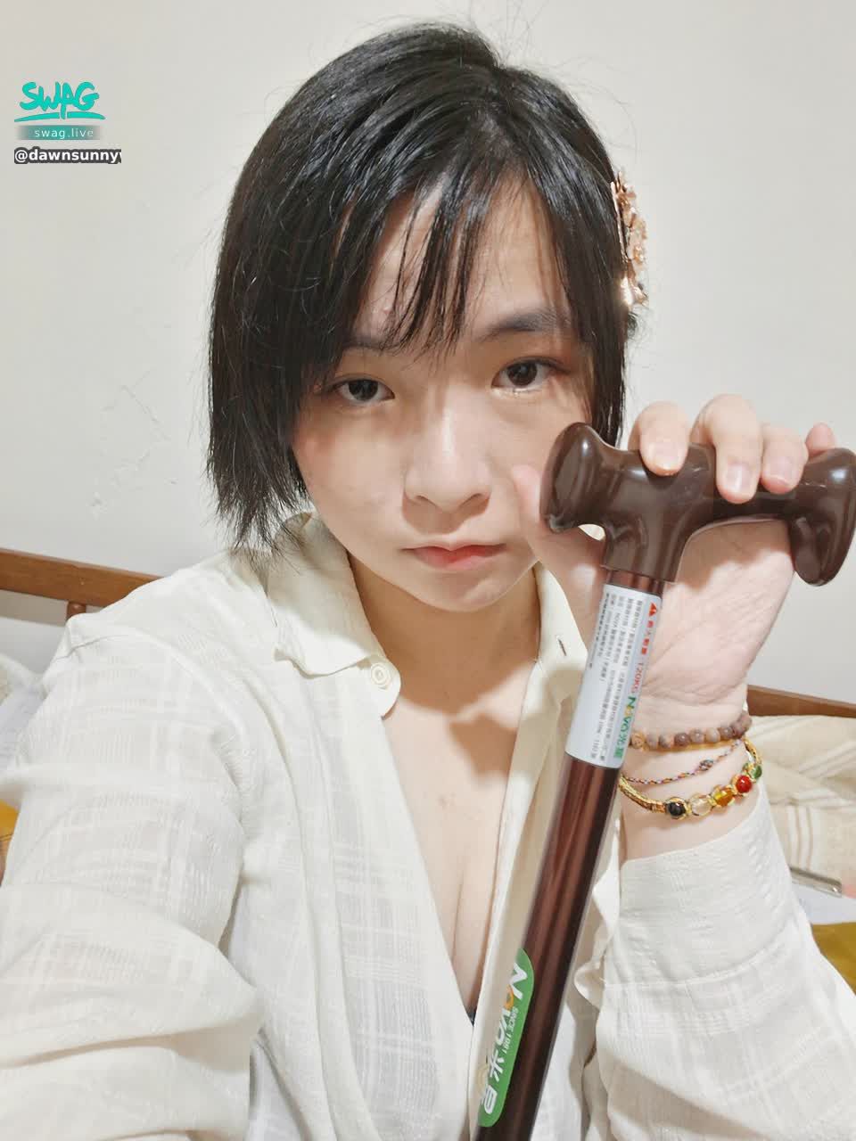 dawnsunnywo : 之前有一陣子身體不舒服都會拄著枴杖行路,希望大家不方便走路都能勇敢地去買枴杖,就只是為了自在走路,不是負面的標籤。٩۹(๑•̀ω•́ ๑)۶