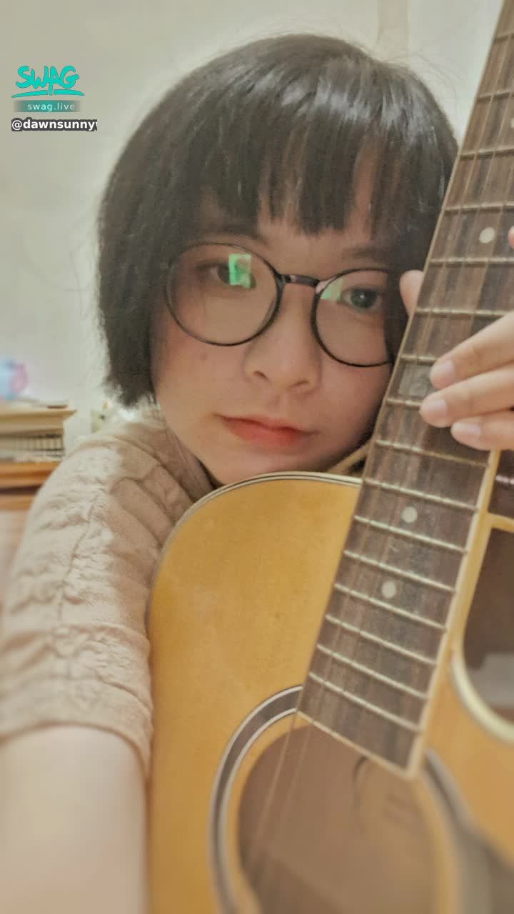 dawnsunnywo : 目前是只能夾capo夾才能彈簡單的曲子的階段，並且也開始在試著作曲╰(*´︶`*)╯
#露臉 #生活 #可愛 #teen #白白嫩嫩 #sexygirl #新人 #大眼睛 #girl  #young