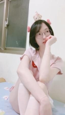 lynnbae : 10/22 23:30 療癒護理師慢慢脫下了小丁 飽滿肥臀太誘人🍑
#露臉 #翹屁股 #內褲#愛撫