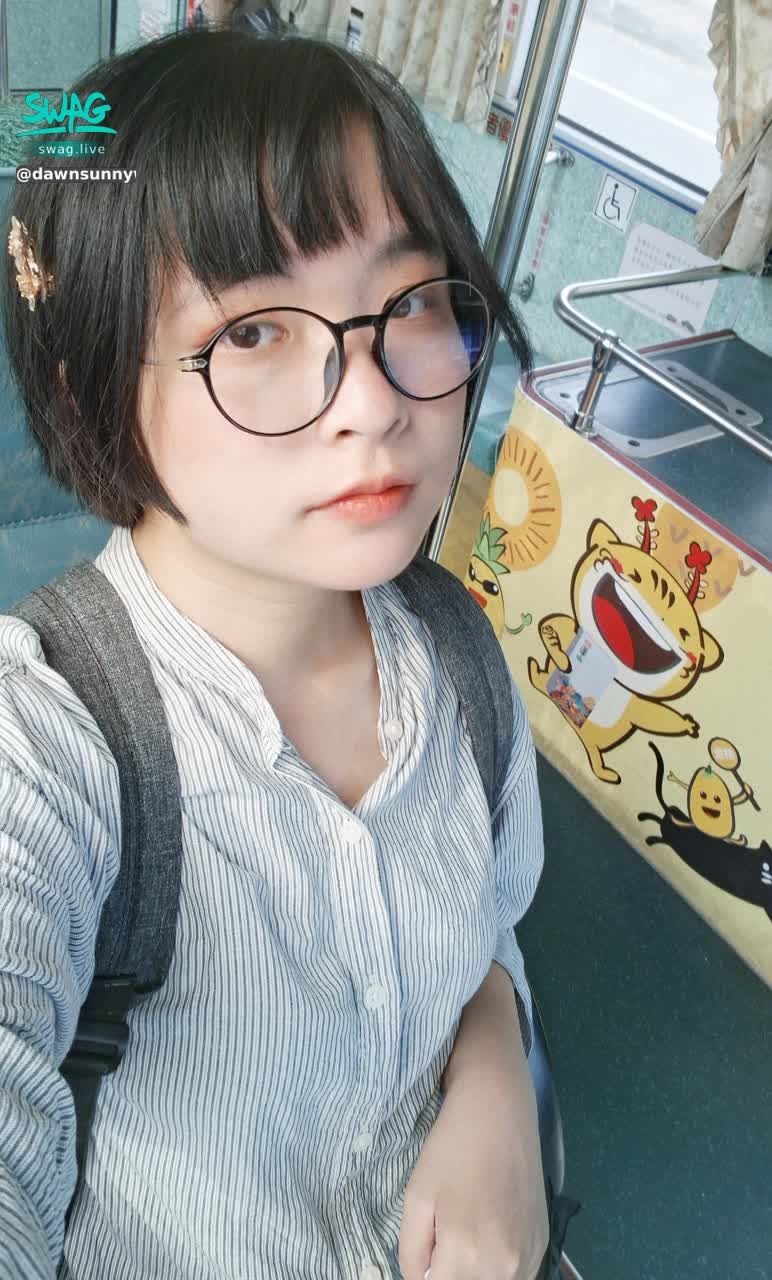 dawnsunnywo : 我住的地方公車都有椅子坐，但是沒拉環，不知道是不是還是要裝個拉環？
#露臉 #生活 #可愛 #白白嫩嫩 #sexygirl #新人 #大眼睛