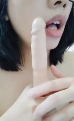 lelelina : 抽插後的棒棒拿來舔舔👅👅👅
#樂樂#愛撫#性感#裸#玩具#厚唇#舔#呻吟
