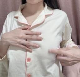 xxxaliya : 白睡衣透出點點
用力揉完之後好像有點凸凸的🫣