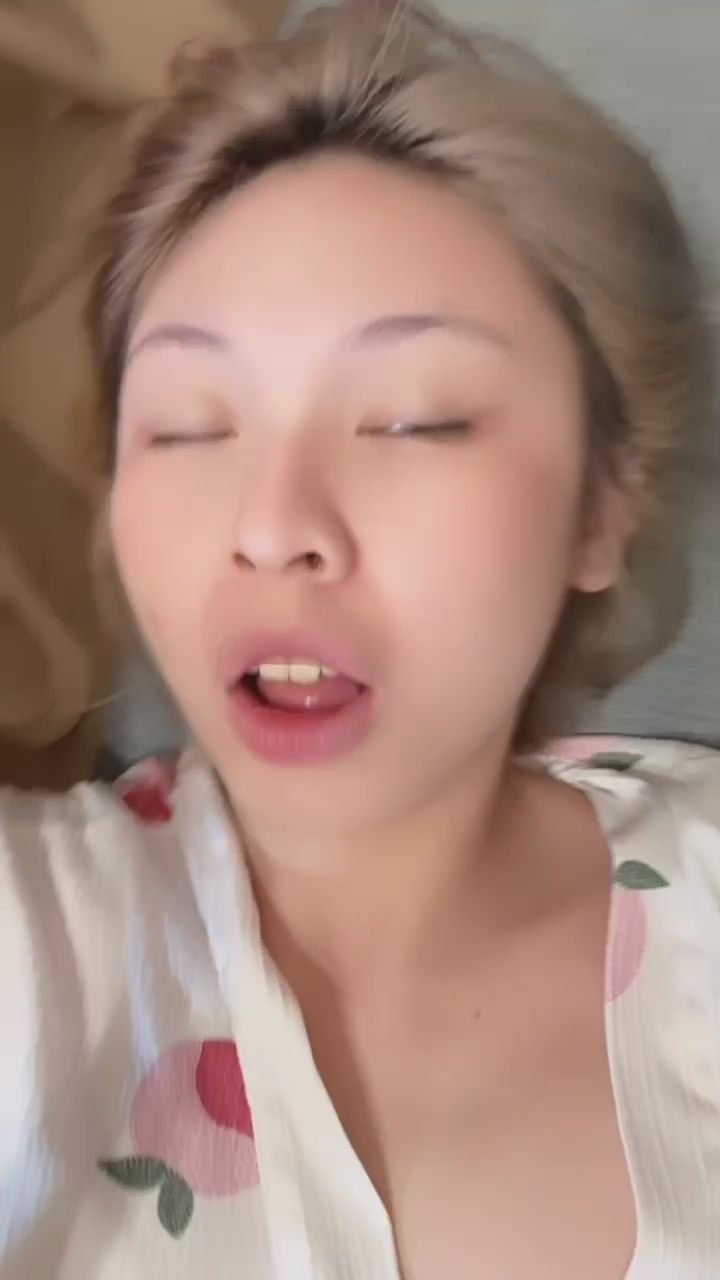 lustine : 祝大家連假愉快😀開放預約一對一囉❤️想要客製化一對一服務的趕快私訊～可以分享內容想法給我😈 #私訊 #sexy #性感 #生活 #可愛