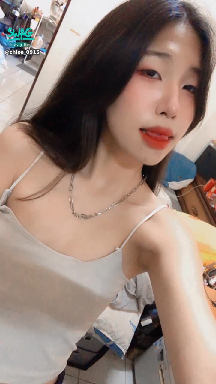 chloe_0915 : 有人要陪我一起整理家裡嗎🤣整理完會給獎勵😈 #sexy #性感 #生活 #露臉 #可愛 #貧乳