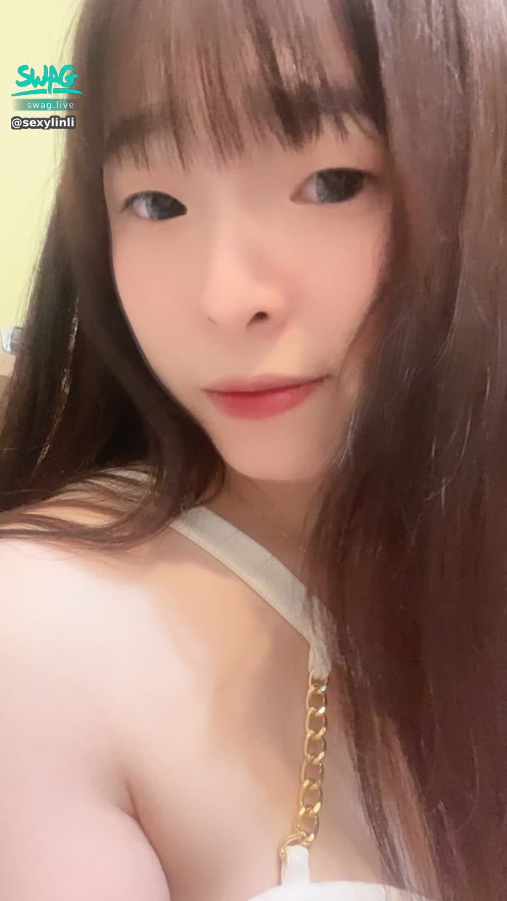 sexylinli : 哥哥幫禹兒檢查🧐看有沒有黑眼圈啦💋