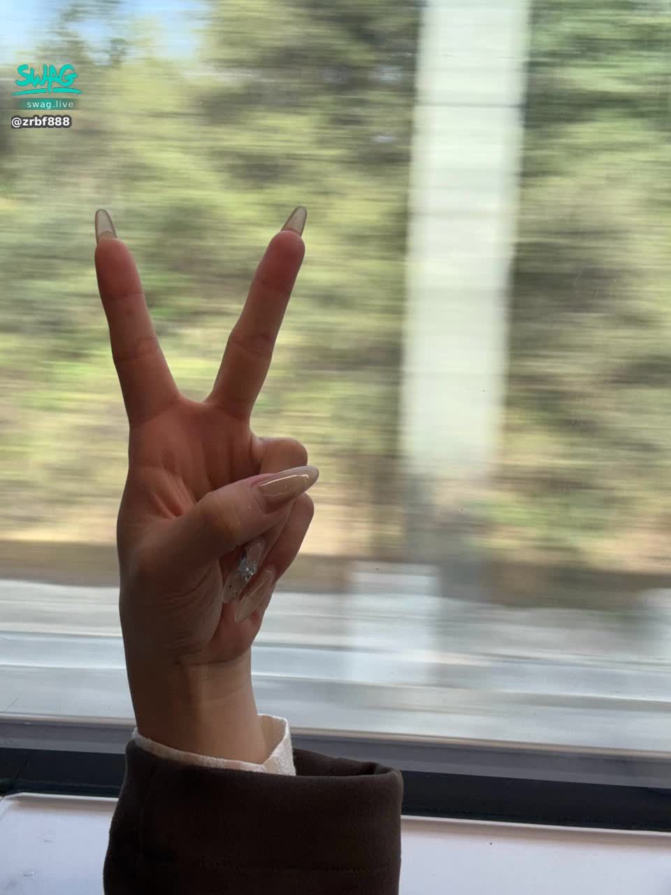 zrbf888 : 满足哥哥们需求，来一起比个✌️