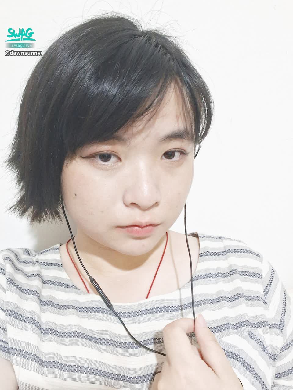 dawnsunnywo : 聽個音樂。
#露臉 #生活 #可愛 #白白嫩嫩 #新人 #大眼睛
