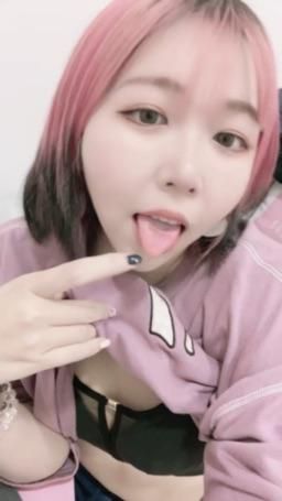 piffydream : 在公司一個人突然好想要怎麼辦🥵🥵🥵