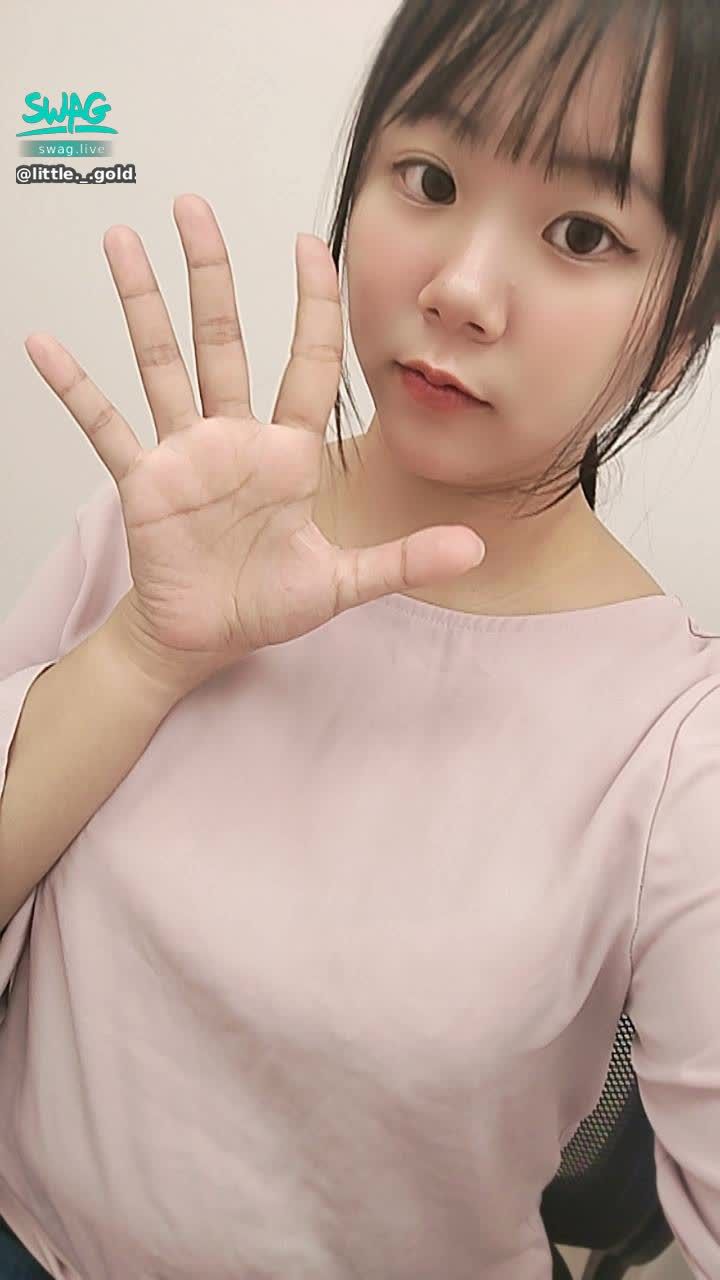 little._.gold._.fish : 之前因為忙學校的東西所以都沒空播
我回來啦！快來找我聊天吧~
