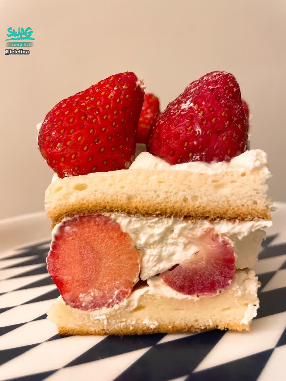 lelelina : 又到了草莓季節啦🍓🍓🍓
晚上天氣冷冷了Babe注意身體喔
#樂樂#草莓#生活