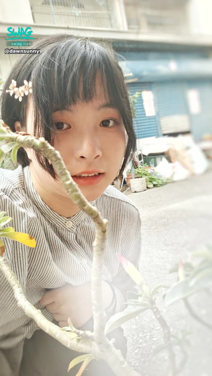 dawnsunnywo : 門口的盆栽已經有花苞了，期待綻放的時候(*๓´╰╯`๓)♡
#露臉 #生活 #可愛 #白白嫩嫩 #新人 #大眼睛