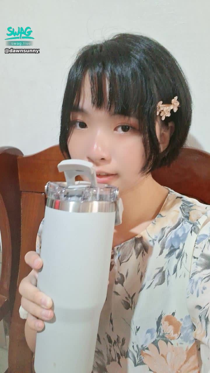 dawnsunnywo : 用環保杯喝飲料（環保杯是哥哥送的，漂亮的灰色）。
#露臉 #生活 #可愛 #白白嫩嫩 #新人 #大眼睛