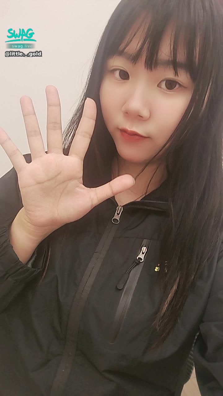 little._.gold._.fish : 今天也比較冷 大家都有注意保暖嗎~
馬上要開直播了 要來看我喔！