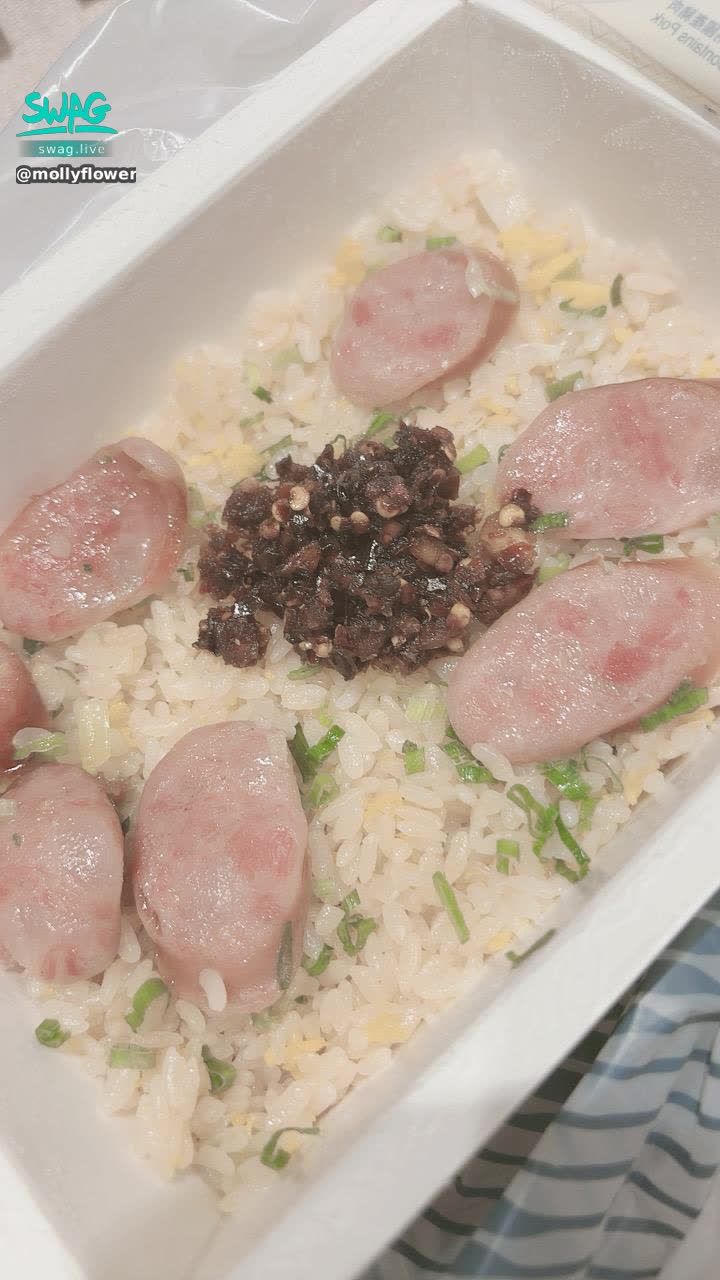 mollyflower : 等我吃飽就上線😆