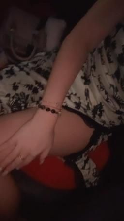 lovelyamber : 偷偷撩起開到大腿的裙子🤫
司機一直從後視鏡偷瞄🫣 好刺激好喜歡