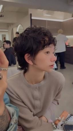 ebonydigger7224 : 換造型🥰🥰🥰 好像更騷了
設計師幫我弄了濕髮日系感
我說：能不能更濕一點
他說：很濕欸 你喜歡這麼濕喔
我說：誰不喜歡很濕？