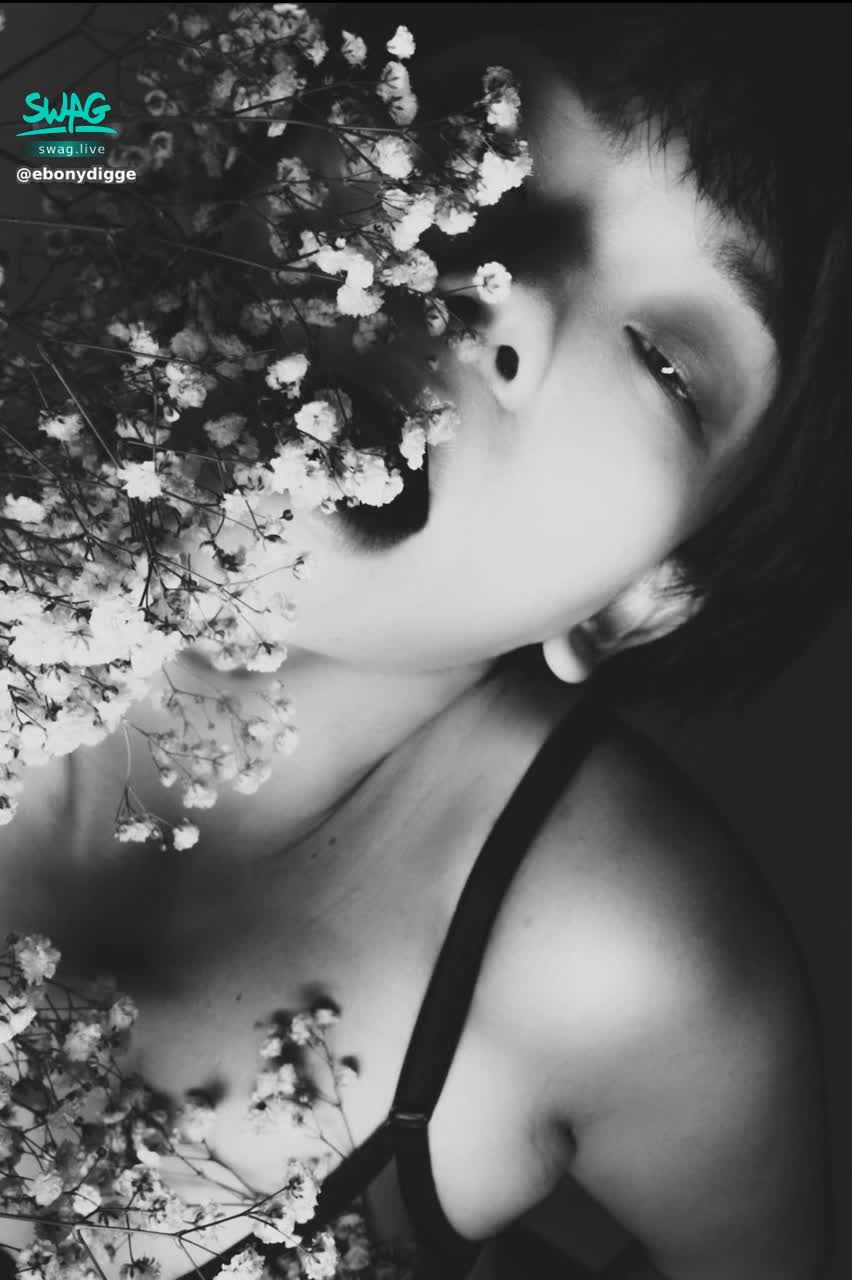 ebonydigger7224 : 我是該色的時候色
該優雅的時候優雅
該知性的時候知性
該理性的時候理性
該淫蕩的時候淫蕩
該撒嬌的時候撒嬌
該認真的時候認真

不害怕自己的黑暗面
也不受它的指使
而是能夠用適當的方式表現出來
不怕表現自己人格的每一面
不壓抑自己人格的任何一面
我是什麼，就做全部的自己，容納自己的每一個部分。

攝影師：黃大衛
他和紅刺蝟最近聯手有講座，對攝影有興趣的朋友 可以參考！