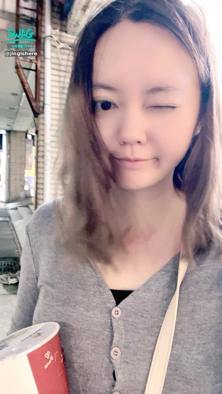 jingishere : 最近萬聖節活動⭐️🎃 如果下班後凌晨還有體力會至少播1H吧
在想是要
自然一點的日常
甜美一點的舞蹈
還是該給你們一點點視覺饗宴
???
🙊🙊