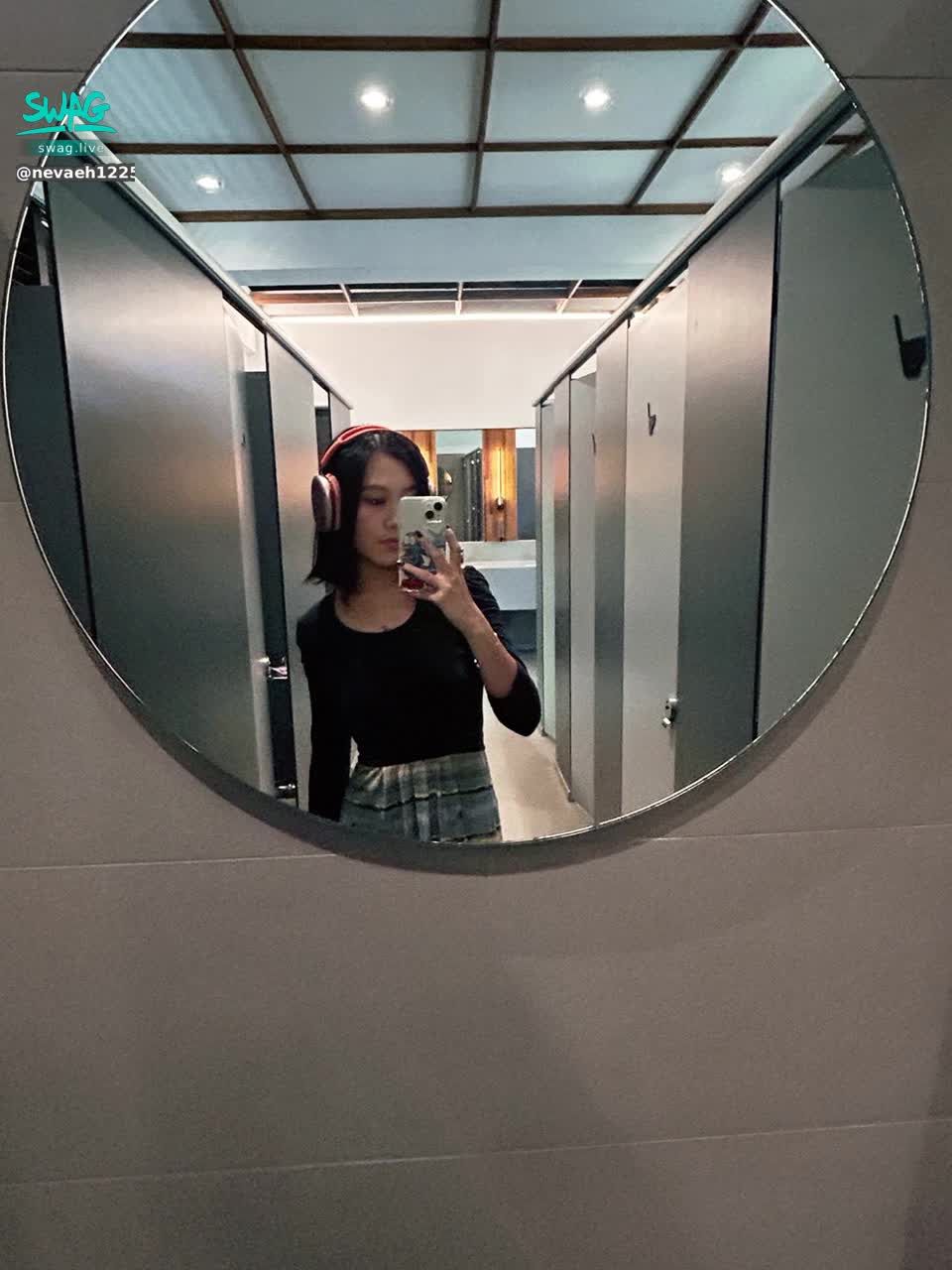 nevaeh1225 : 有人這週假日要約會的嗎~~
吃個飯交朋友🥰
私訊我討論地點吧
#約會 #私訊 #sexy #性感 #日常 #生活 #露臉