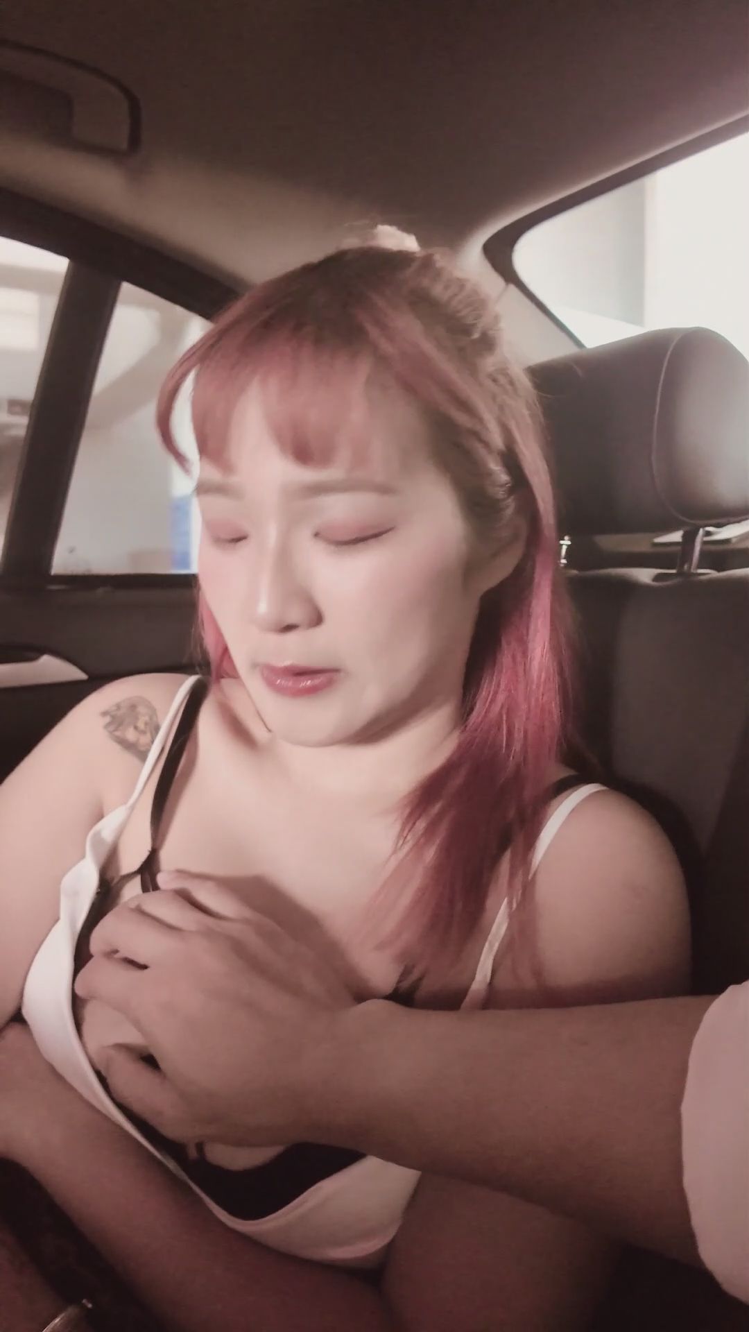 banbiekissme : 你們敢坐我旁邊然後忍住不要摸我嗎 好害羞喔....