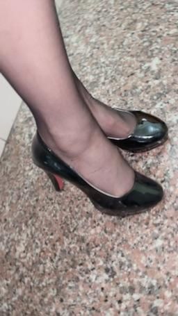 cuteccc : 黑絲高跟👠裙底風光
Babe我…走在你前面的話..😳😳你會做什麼