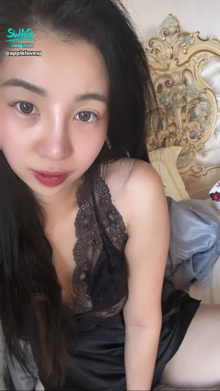 applelovespineapple : Hello everybody! 今天是我第一天加入這個平台，未來請大家多多支持常常來看我跟我聊天😘❤️