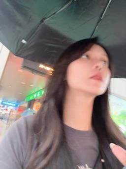 claire_xf : 下雨天用完頭髮在路上要回家～