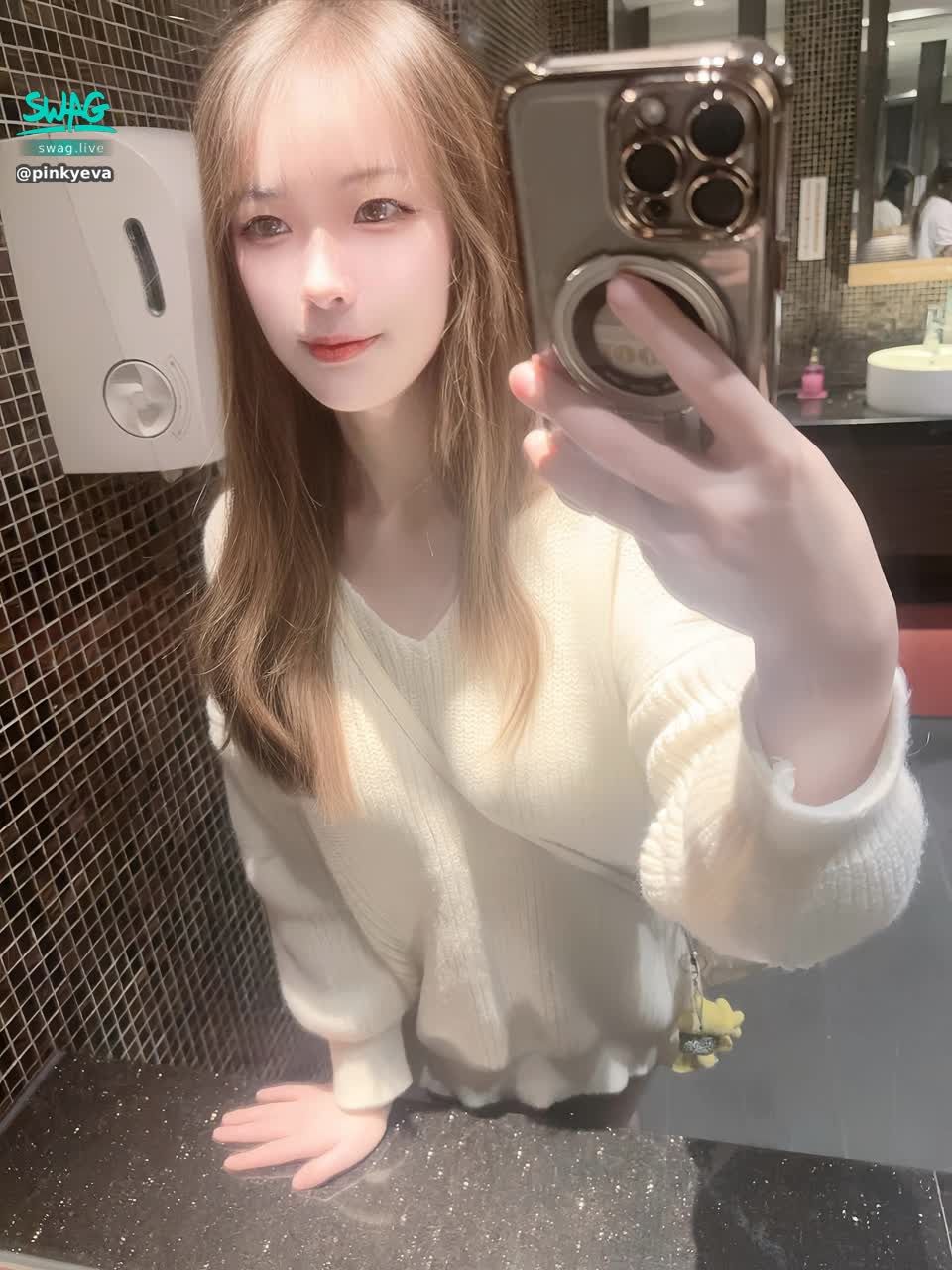 pinkyeva : 吃飯嗎🙏🏻